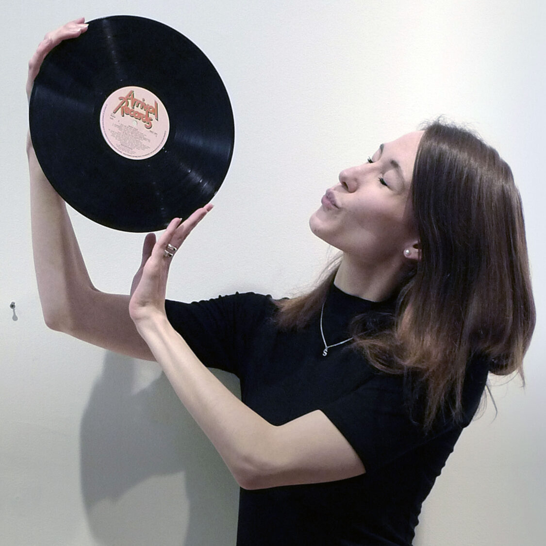#64: Möt Sara Sujka – dammallergiker och vinylgrävare