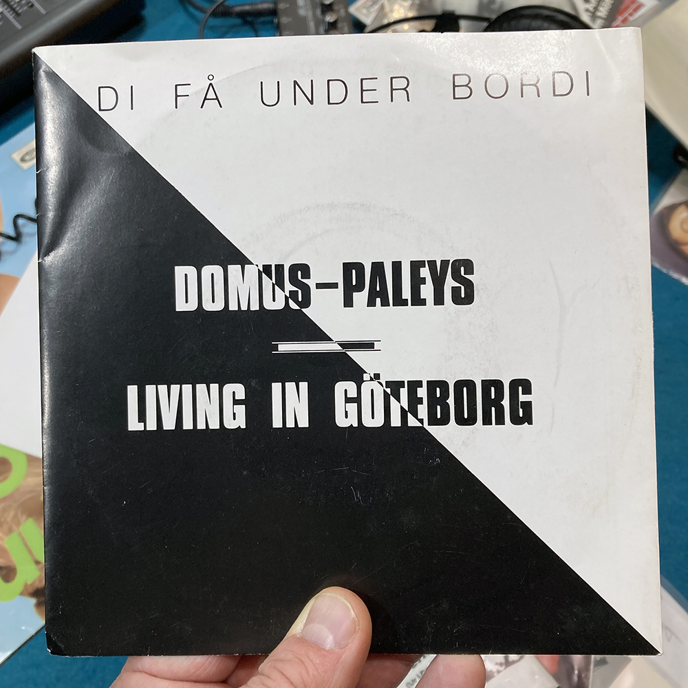 Di få under bordi – Domus-Paleys/Living in Göteborg [7", 1986]
